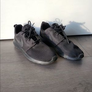 COPY - *NIKE* all black Roshe running shoes